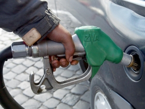 Caro benzina: per Federconsumatori “siamo all’inverosimile”