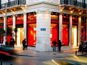 Ferrari: da Milano, Roma e Venezia gli store arrivano a Dubai ed Atene