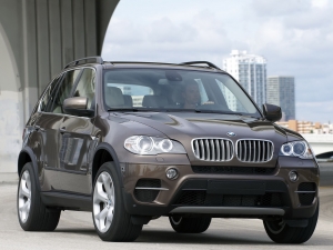 BMW X5 Restyling 2011: nuovi motori Turbo e aggiornamenti estetici