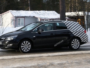 Nuova Opel Astra Sport Tourer: fotospia della station wagon