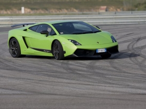 Video: Lamborghini Gallardo Superleggera LP 570-4, prova su strada.