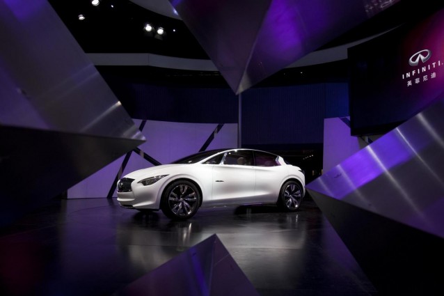 Infiniti Etherea ed Infiniti FX al Salone di Francoforte 2011.