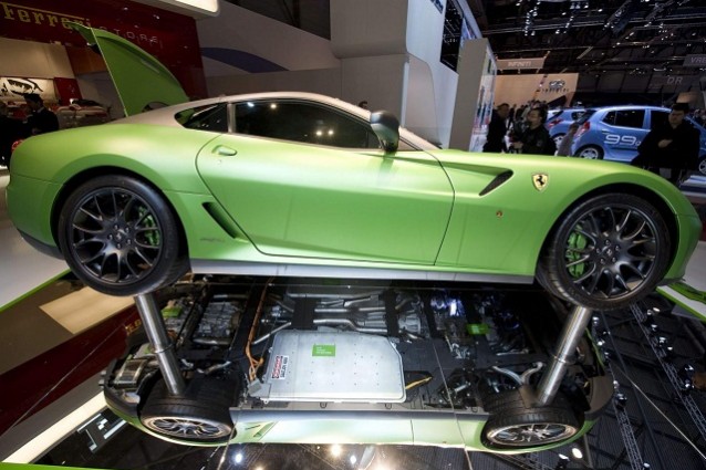 Ecco come funziona il V12 HY-KERS della Ferrari esposto al Salone di Pechino.
