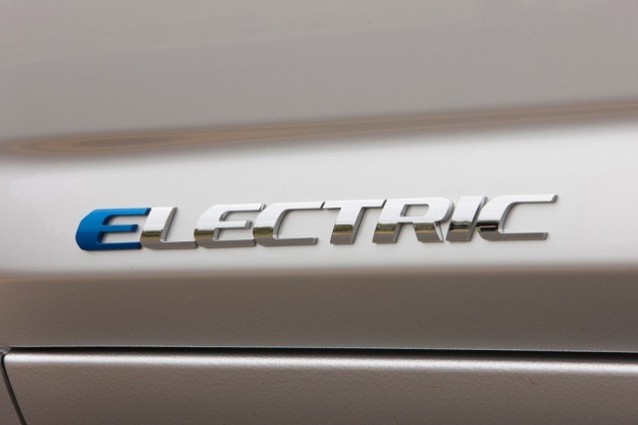 Toyota RAV4 EV, il SUV elettrico firmato Tesla il 7 maggio a Los Angeles.