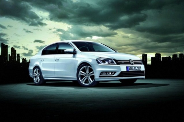 Volkswagen Passat R-line: berlina e Variant a partire da 30.225 euro.