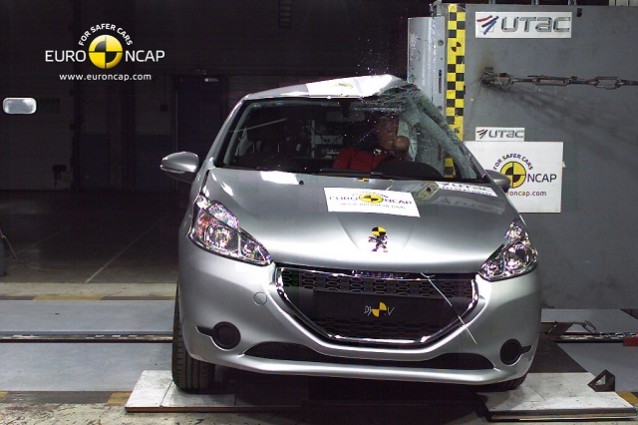 Crash test Peugeot 208, la 5 porte si rivela molto sicura.