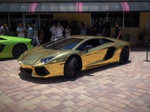 A Miami una Lamborghini Aventador completamente ricoperta d'oro!