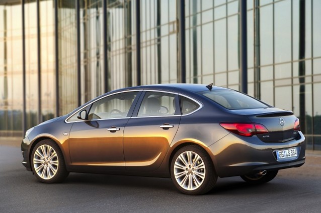 Opel Astra Sedan, la compatta Opel si aggiorna a nuovi contenuti.