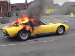 Lamborghini Miura in fiamme a Londra (VIDEO).