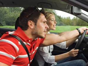 Gli automobilisti sono più ansiosi quando il partner è al loro fianco.