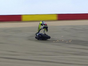 MotoGP, Aragon. Valentino Rossi cade e lascia il circuito in barella (FOTO).