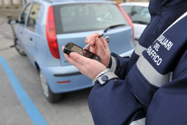Strisce blu: per la Cassazione il verbale è nullo senza aree di sosta gratuita nelle vicinanze.