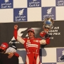 Alonso riceve la coppa del vincitore al Gp del Bahrain