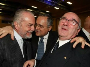 Siamo tutti mangiabanane. 10 anni a voler rinnovare il calcio e poi votare chi si è sempre combattuto.