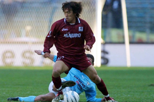 http://static.fanpage.it/calciofanpage/wp-content/uploads/2012/01/Nakamura-incanta-il-Giappone-l%E2%80%99ex-Reggina-centra-un-bus-in-movimento-VIDEO-638x425.jpg