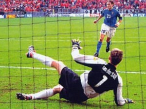 Cucchiaio story: il rigore di Totti in Italia-Olanda agli Europei del 2000 (VIDEO).