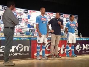 La nuova maglia del Napoli 2013, le foto della prima casacca.