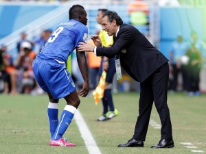 Nell'intervallo di Italia-Uruguay Balotelli ha litigato con Prandelli e i senatori.