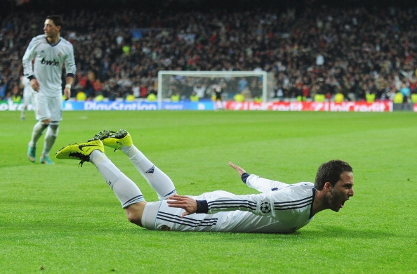 Higuain esulta