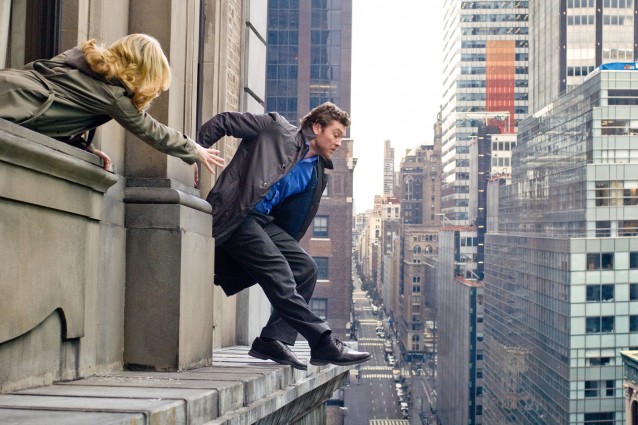 40 carati, Sam Worthington inganna tutti, in bilico su un cornicione.