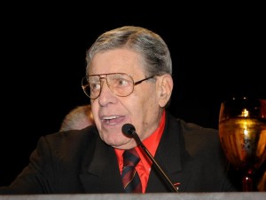 Jerry Lewis trovato privo di sensi in albergo.