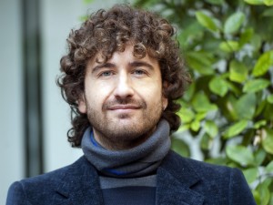 Alessandro Siani diventa regista e chiama De Sica.