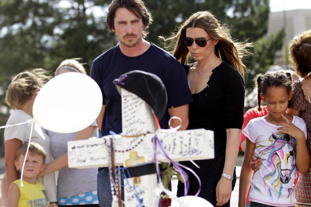 Christian Bale va ad Aurora sul luogo della strage (FOTO).