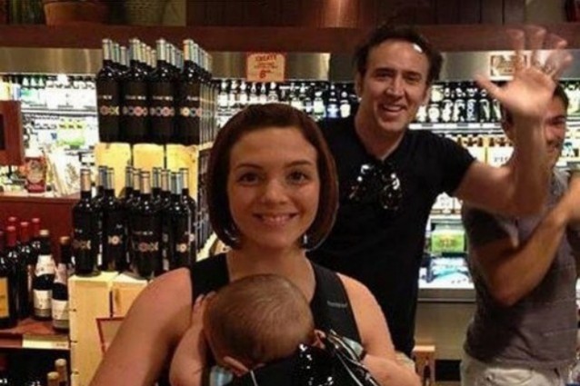 Fotografa la moglie al supermercato e Nicolas Cage appare all'improvviso.