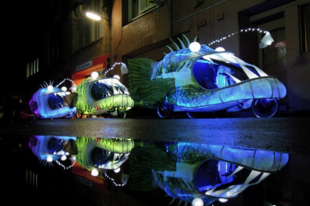 La rana pescatrice diventa arte luminosa e in movimento.