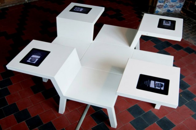 Salsa Table, seduta, tavolino e iPad.
