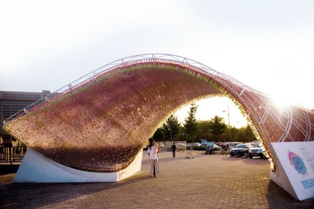 L'installazione creata con 17.000 bottiglie di Coca Cola.