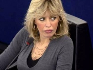Alessandra Mussolini respinge le accuse: video hard, solo una calunnia