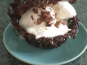 Cestini di cioccolato alla crema chantilly, dolce adatto alle feste