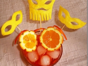 Carnevale, decorazioni con la frutta per la tavola della festa.