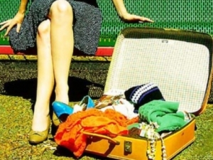 Donne con la valigia, manuale per bagaglio perfetto: leggero e chic.
