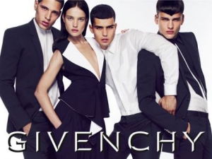 Campagna pubblicitaria Givenchy p/e 2010, protagonista Mariacarla Boscono.