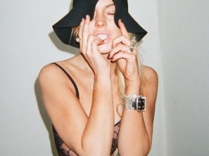 Fotografie personali di Lindsay Lohan, sexy indossa leggings di pizzo e maxipull.