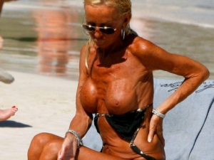 Donatella Versace in topless: paparazzata durante vacanza ai Caraibi.