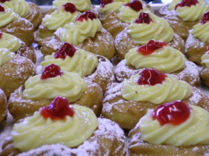 Dolci farciti per Carnevale, zeppole con crema pasticcera e nutella