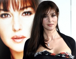 Vacanze romane per Monica Bellucci, prime foto col pancione