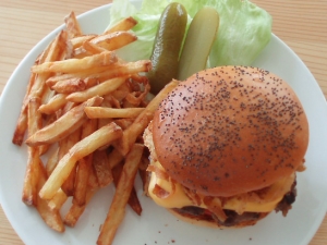 Ricette vegetariane: panini con hamburger di soia e patatine