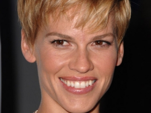Hilary Swank all’anteprima di Amelia indossa J Brand: il jeans più amato dalle star.