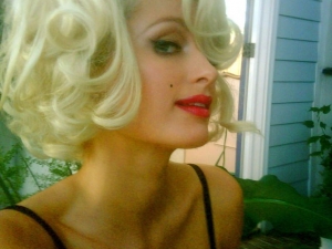 Paris Hilton su Twitter: come Marilyn per pubblicizzare suo profumo Siren.
