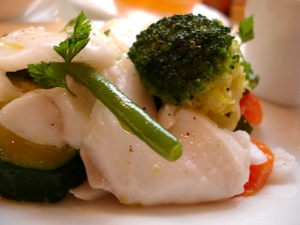 Dieta mediterranea per ritrovare la linea: filetti di nasello con funghi e zucchine