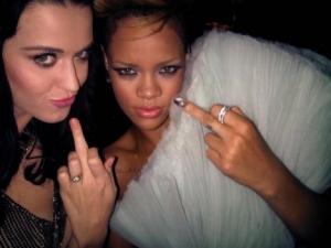 Rihanna e Katy Perry, dito medio all’obiettivo su Twitter: bad girls ai Grammy.