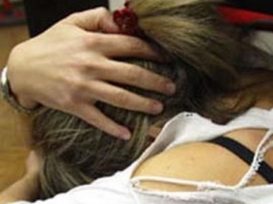Sposa bambina: dodicenne data in matrimonio a rumeno con l’Aids, due arresti.