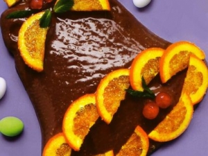 Colomba di Pasqua farcita con crema di cioccolato e mandorle
