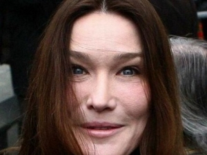 Carla Bruni, volto pallido e tirato. Botox o pene d’amore?