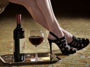 Salute donna, due bicchieri di vino aiutano a perdere peso.