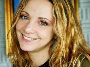 Amo un bastardo: libro esordio di Debora Villa, comica a Zelig Circus.